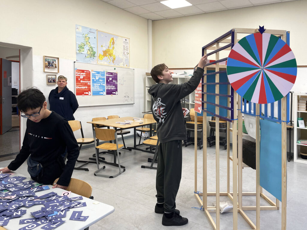 Zwei Schüler beim Bestücken des analogen Displays